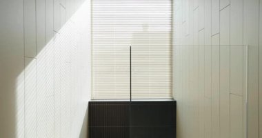 Modern Minimalist Beyaz Tasarımlı Ofis Kabinesi. Kapalı panjurları olan, sadeliği ve modern estetiği vurgulayan beyaz bir kabine içeren zarif bir asgari ofis tasarımı..