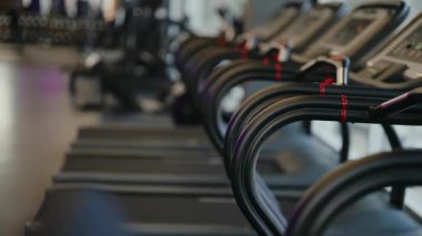 Modern spor salonunda boş koşu bantları. Kardiyo eğitimi için ekipmanlı fitness merkezi. Antrenmanın başlangıcı ya da sonu. Kimse içeri girmesin. Sağlıklı bir yaşam tarzı. Forma giriyorum. Kaçmaya hazırlanıyorum. Spor kulübü..