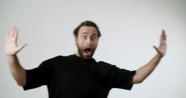 Siyah tişörtlü adam beyaz arka planda kamerayı işaret ediyor. Reklamlar, sosyal medya ve diğer projeler için mükemmel..