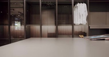 Tişörtlü soyunma odası. Zarif Ahşap Dolapta Yürüme Dekorasyonu. Lüks Soyunma Odası. Modern Sürgülü Kapılar. Kaygan Siyah Kapılı Siyah Gardırop. Dolapta Yürüyen Lüks Yatak Odası.