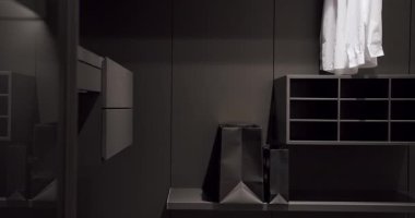 Kaygan Siyah Kapılı Siyah Gardırop. Dolapta Yürüyen Lüks Yatak Odası. Tişörtlü soyunma odası. Zarif Ahşap Dolapta Yürüme Dekorasyonu. Lüks Soyunma Odası. Modern Sürgülü Kapılar.