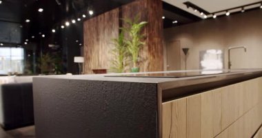 Modern ahşap mutfak mobilyaları. Zarif, rahat ve Minimalist Ev. Modern siyah lavabosu olan yerli mutfak. Minimalist yemek masası olan modern mutfak odası. Modern Minimalist Ev.