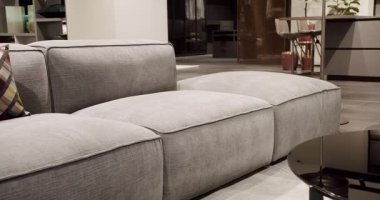 Minimalist oturma odası rahat kanepe ile. Modern gri bej kanepe. Modern ve rahat bir ev. Lüks daire. Rahat çatı katında modern mobilyalar. Modern ve Basit Kanepe.