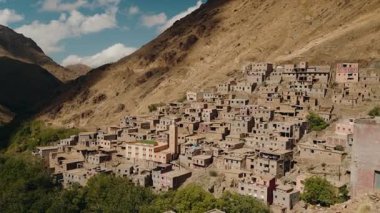 Atlas Dağları 'na kurulmuş güzel bir Fas köyü. Geleneksel toprak binalar, bir cami ve engebeli araziyle yemyeşil zıtlıklar..