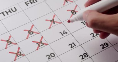 Takvimdeki tarihleri kırmızı kalemle işaretleyen kişinin yakın plan görüntüsü. Planlama, planlama ve geri sayım kavramlarını temsil ediyor. Takvimdeki Tarihleri Kırmızı İşaretli Kişi İşaretleme,