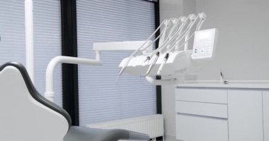 Dişçi koltuğu ve tıbbi ekipmanlı modern oda. Modern Dişçi Ofisi. Dişçi koltuğu ve diğer aksesuarlar.