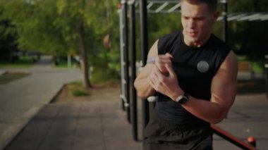 Odaklanmış genç bir erkek spor salonunda yoğun bir şekilde çalışıyor, kararlılık ve güç gösteriyor. Açık Spor Salonu 'nda Kararlı Genç Adam Eğitimi