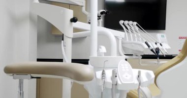 Modern Dişçi Ofisi. Diş hekimliğinde modern ekipman. Dişçi koltuğu ve diğer aksesuarlar. Diş sağlığı kliniği ekipmanları. 
