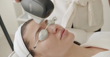 Yüz tazeleme, koruyucu gözlüklü güzel bir kadın estetik ilaçlar uygulanacak. Kadın güzellik kliniğinde LPG donanım masajı yaptırıyor. Güzellik tedavisi.