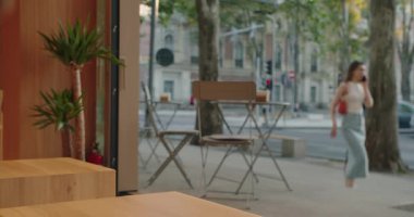 İçeriden bakan çağdaş ve sakin bir şehir kafesi, şık bir açık hava koltuğu, kalabalık bir sokak ortamı ve bereketli kapalı hava bitkileri var. Şehir yaşamının gündelik temaları için ideal,