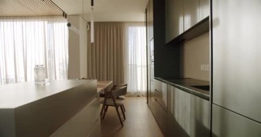 Modern mutfak, ada, yemek masası ve sandalyeler. Doğal ışık ile gösterişli minimalist tasarım. Ev dekorunu, iç tasarımı veya yaşam tarzı kavramlarını göstermek için ideal.