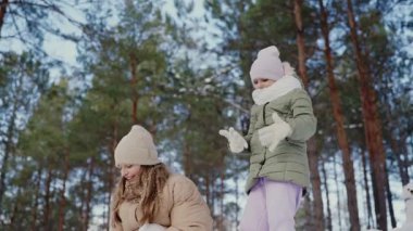 İki genç kız kardeş, sakin bir kış ormanıyla çevrili karda neşeyle oynuyorlar. Mutlulukları ve sıcaklıkları soğuk ve karlı çevreyle tezat oluşturuyor. Neşeli bir aile Karlı bir günün tadını çıkarıyor