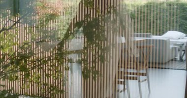 Ahşap çatallar ve yapraklarla dolu bir yemek masası manzarası. Güneş ışığı boşluğu doldurur, sıcak ve davetkar bir atmosfer yaratır. Sahne huzur ve sükuneti çağrıştırıyor.,