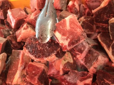 Buzdolabındaki donmuş kırmızı et yığınının portresi. Bir süpermarkette satışta.