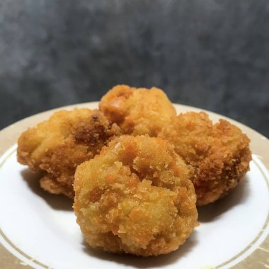 Yemek menüsü. Un unlu kızarmış tavuk. Tabakta servis ediliyor..