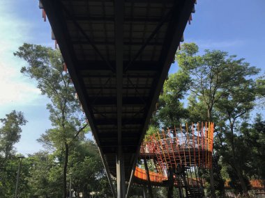 Jakarta, Endonezya - 18 Haziran 2022, Tebet Eco Park, Jakarta 'daki üstgeçidin altı portresi.