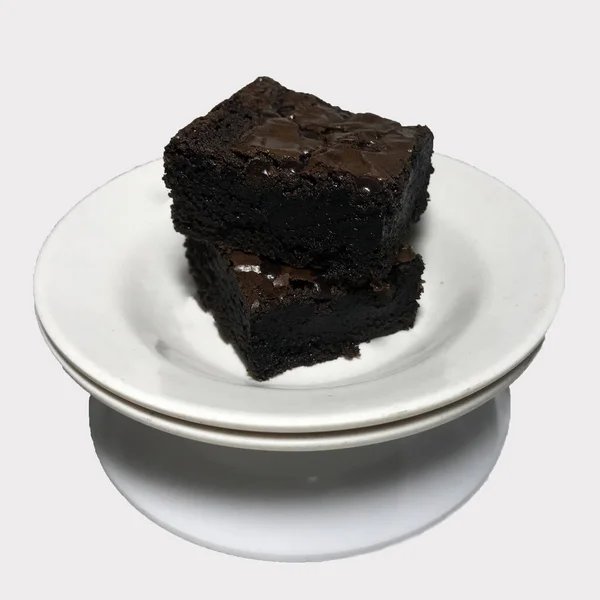 Una Rebanada Brownie Oscuro Sirve Plato Sobre Fondo Blanco — Foto de Stock