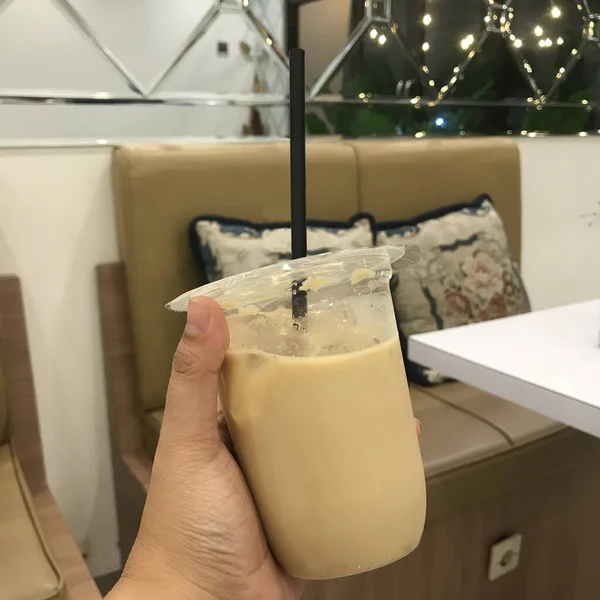 Mano Sosteniendo Una Taza Plástico Llena Con Una Bebida Café — Foto de Stock