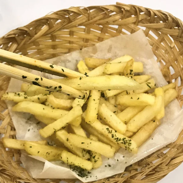 Gros Plan Des Frites Avec Baguettes Dans Panier Bambou — Photo