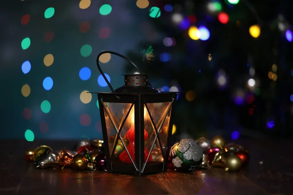 Weihnachtsmotiv Eine Schöne Laterne Auf Einem Hintergrund Aus Farbigen Lichtern — Stockfoto