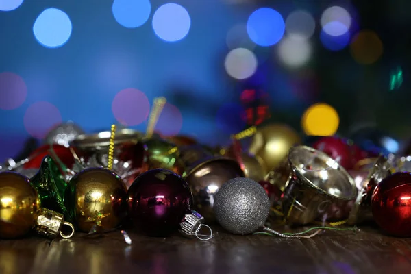 Kerst Samenstelling Van Heldere Multi Gekleurde Kerstboom Decoraties — Stockfoto