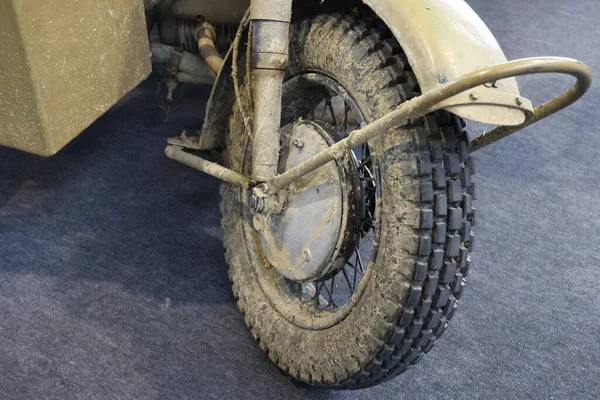 Roda Uma Motocicleta Velha Lama — Fotografia de Stock