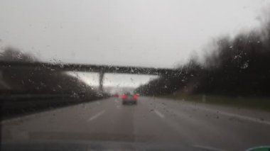 Araba camından yola yağan yağmur.