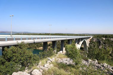 Hırvatistan 'daki Krka Nehri üzerindeki karayolu köprüsü.