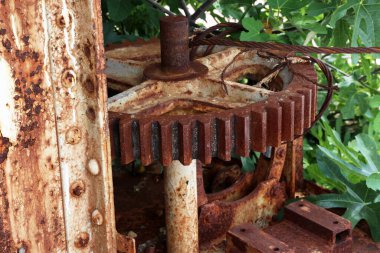 Paslı dişlileri olan eski mekanizma..