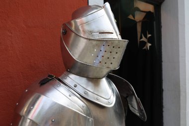 Ortaçağ şövalyesi ve savaşçısının metal zırhı..