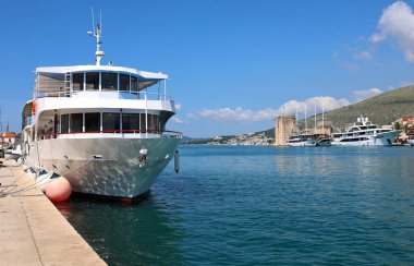 Trogir, Hırvatistan 'da. Ön planda bir yat..
