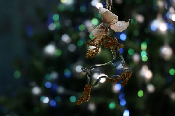 Figur Eines Hirsches Auf Einem Weihnachtsbaum — Stockfoto