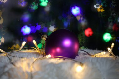 Güzel Bokeh arka planında mor noel balosu.