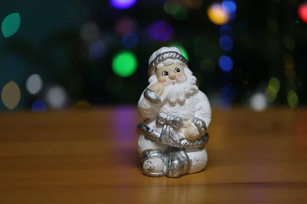 Weihnachtsmann Figur Auf Weihnachtlichem Hintergrund — Stockfoto