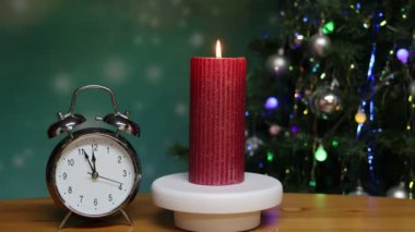 Yanan mum bir Noel ağacının arka planında dönüyor..