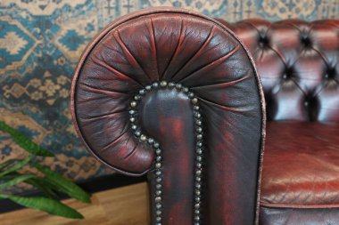 Eski deri bir kanepe parçası..