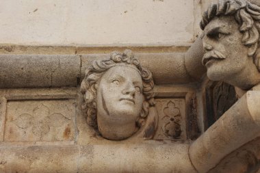 SIBENIK, CROATIA-Haziran 05.2024: Hırvatistan 'daki UNESCO dünya mirası sahasının Sibenik' teki St. James katedraline bakış. Sibenik, Katedral, Hırvatistan. Sibenik Katedrali 'nin yan tarafında ünlü yüzler..