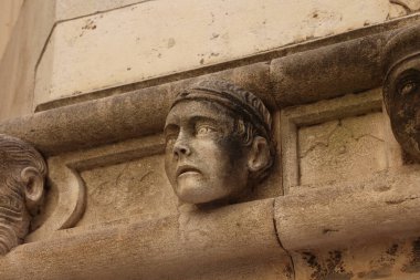 SIBENIK, CROATIA-Haziran 05.2024: Hırvatistan 'daki UNESCO dünya mirası sahasının Sibenik' teki St. James katedraline bakış. Sibenik, Katedral, Hırvatistan. Sibenik Katedrali 'nin yan tarafında ünlü yüzler..