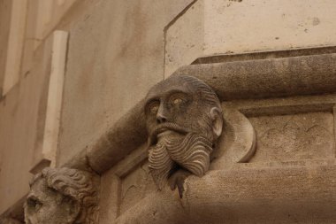 SIBENIK, CROATIA-Haziran 05.2024: Hırvatistan 'daki UNESCO dünya mirası sahasının Sibenik' teki St. James katedraline bakış. Sibenik, Katedral, Hırvatistan. Sibenik Katedrali 'nin yan tarafında ünlü yüzler..
