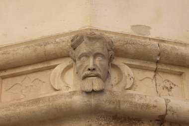 SIBENIK, CROATIA-Haziran 05.2024: Hırvatistan 'daki UNESCO dünya mirası sahasının Sibenik' teki St. James katedraline bakış. Sibenik, Katedral, Hırvatistan. Sibenik Katedrali 'nin yan tarafında ünlü yüzler..