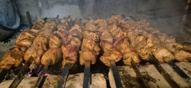 Şiş kebap ızgara yanmış.