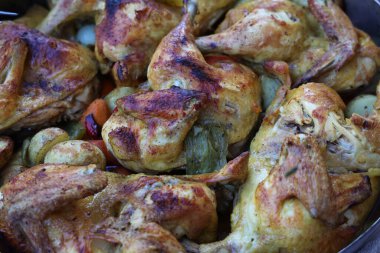 Kızarmış tavuk eti ve kızarmış patates..