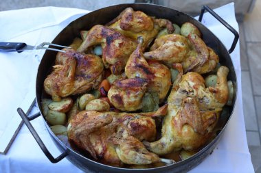 Kızarmış tavuk eti ve kızarmış patates..