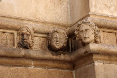 SIBENIK, CROATIA-Haziran 05.2024: Hırvatistan 'daki UNESCO dünya mirası sahasının Sibenik' teki St. James katedraline bakış. Sibenik, Katedral, Hırvatistan. Sibenik Katedrali 'nin yan tarafında ünlü yüzler..