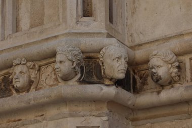 SIBENIK, CROATIA-Haziran 05.2024: Hırvatistan 'daki UNESCO dünya mirası sahasının Sibenik' teki St. James katedraline bakış. Sibenik, Katedral, Hırvatistan. Sibenik Katedrali 'nin yan tarafında ünlü yüzler..