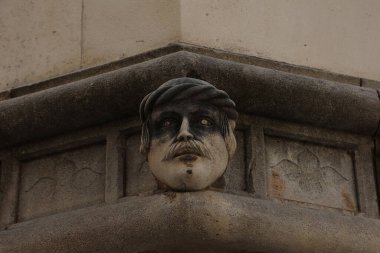 SIBENIK, CROATIA-Haziran 05.2024: Hırvatistan 'daki UNESCO dünya mirası sahasının Sibenik' teki St. James katedraline bakış. Sibenik, Katedral, Hırvatistan. Sibenik Katedrali 'nin yan tarafında ünlü yüzler..