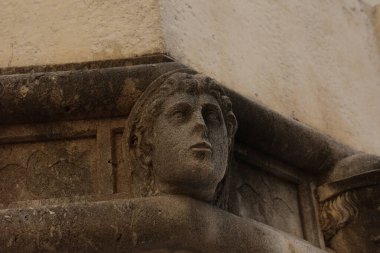 SIBENIK, CROATIA-Haziran 05.2024: Hırvatistan 'daki UNESCO dünya mirası sahasının Sibenik' teki St. James katedraline bakış. Sibenik, Katedral, Hırvatistan. Sibenik Katedrali 'nin yan tarafında ünlü yüzler..