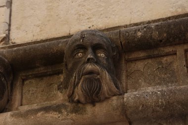 SIBENIK, CROATIA-Haziran 05.2024: Hırvatistan 'daki UNESCO dünya mirası sahasının Sibenik' teki St. James katedraline bakış. Sibenik, Katedral, Hırvatistan. Sibenik Katedrali 'nin yan tarafında ünlü yüzler..