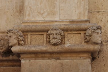 SIBENIK, CROATIA-Haziran 05.2024: Hırvatistan 'daki UNESCO dünya mirası sahasının Sibenik' teki St. James katedraline bakış. Sibenik, Katedral, Hırvatistan. Sibenik Katedrali 'nin yan tarafında ünlü yüzler..