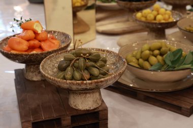 Masada çeşitli yemekler var..